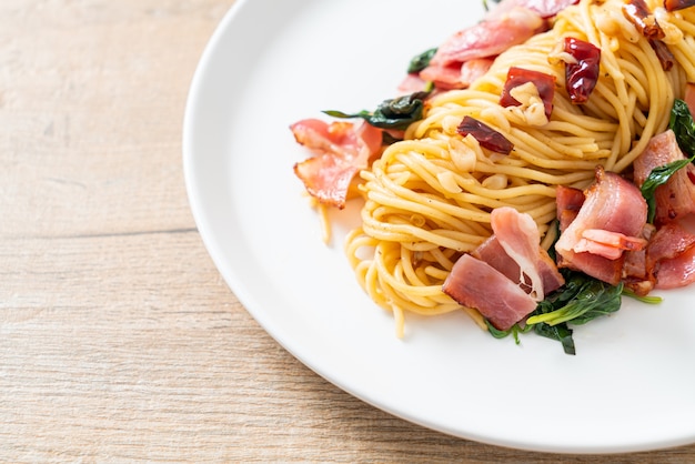 Hausgemachte gebratene Spaghetti mit getrocknetem Chili und Speck