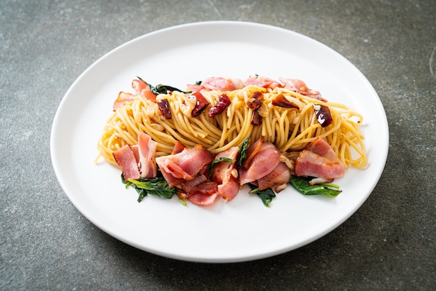 Hausgemachte gebratene Spaghetti mit getrocknetem Chili und Speck