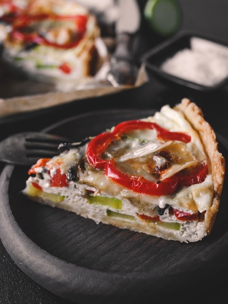 Hausgemachte Gemüsequiche mit Zucchini-Zucchini-Auberginen-Pfeffer und Brie