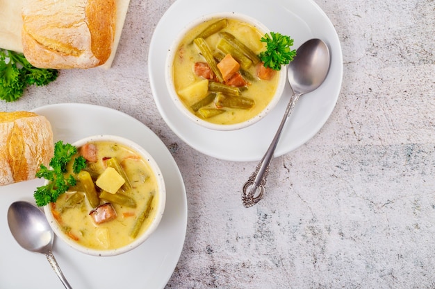 Hausgemachte Gemüsesuppe mit geschnittenen grünen Erbsen, Kartoffeln und Fleisch.