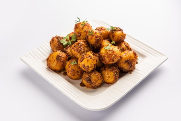 Hausgemachte geröstete Bombay-Kartoffeln In der Pfanne gebratene kleine Babykartoffeln oder Aloo mit Jeera-Samen und Koriander in einer Schüssel