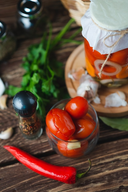 Hausgemachte Gläser mit eingelegten Tomaten. Eingelegtes und konserviertes Produkt. Vegetarismus-Konzept