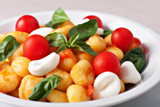 Hausgemachte Gnocchi mit Tomatensauce, Basilikum und Mozzarella