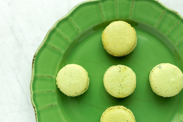 Hausgemachte grüne Macarons von oben gesehen