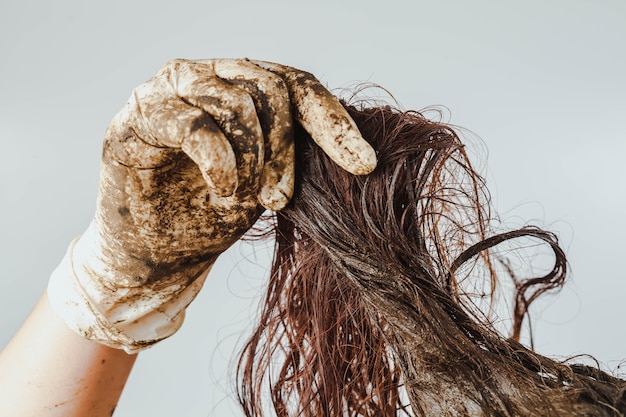 Hausgemachte Haare Behandlung mit Schlamm