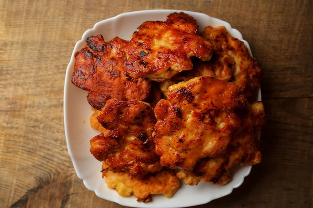 Hausgemachte Hähnchenkoteletts Der Teller ist voll mit köstlichen Hähnchenfleischbällchen, die zum Essen zubereitet werden