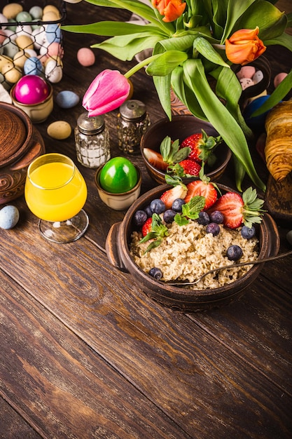 Foto hausgemachte haferflocken-granola mit beeren