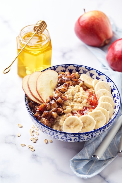 Hausgemachte Haferflocken zum Frühstück mit Apfel-Zimt und Honig