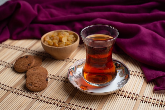 Hausgemachte Haferkekse mit einer Tasse türkischem Tee und einer Schüssel Rosine