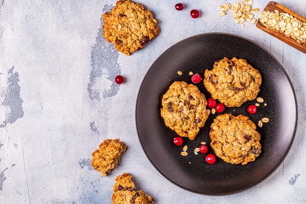 Hausgemachte Haferkekse mit Preiselbeeren und Kürbiskernen, Draufsicht.