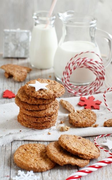 Hausgemachte Haferkekse mit Weihnachtsdekorationen