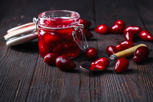 Hausgemachte Hartriegel-Kornelkirschenmarmelade im Glas