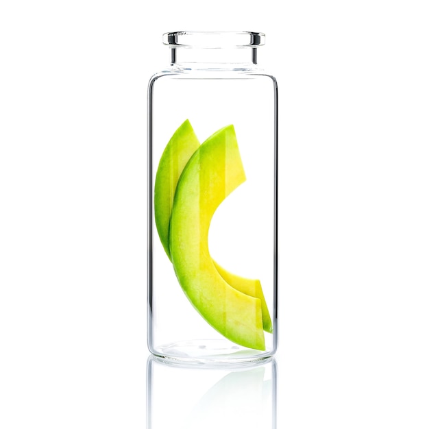 Hausgemachte Hautpflege mit Avocado-Scheibe in einer Glasflasche lokalisiert auf Weiß.