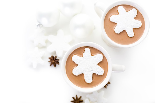 Hausgemachte heiße Schokolade, garniert mit weißen Marshmallows in Schneeflockenform.