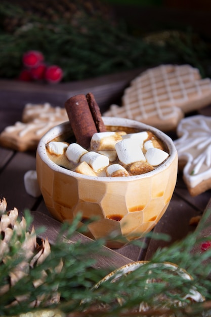 Hausgemachte heiße Schokolade mit Marshmallows