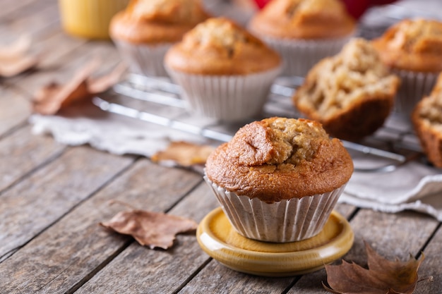 Hausgemachte Herbstkuchen oder Muffins mit Nüssen und Gewürzen