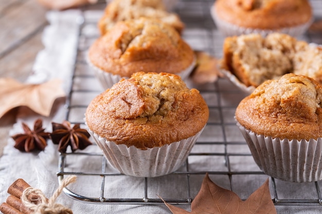 Hausgemachte Herbstkuchen oder Muffins mit Nüssen und Gewürzen