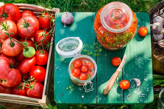 Hausgemachte Herstellung von konservierenden Tomaten