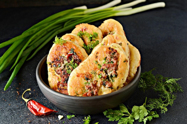 Hausgemachte herzhafte Pfannkuchen Fritters mit Hackfleischstücken Dill Petersilie und Frühlingszwiebeln