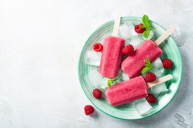 Hausgemachte Himbeer Popsicles