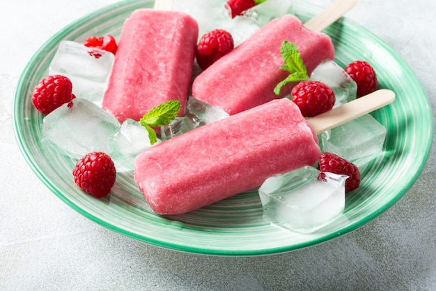 Hausgemachte Himbeer Popsicles