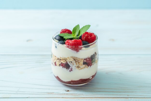 hausgemachte Himbeere und Blaubeere mit Joghurt und Müsli - gesunde Ernährung