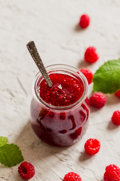 Hausgemachte Himbeermarmelade auf einem Glas