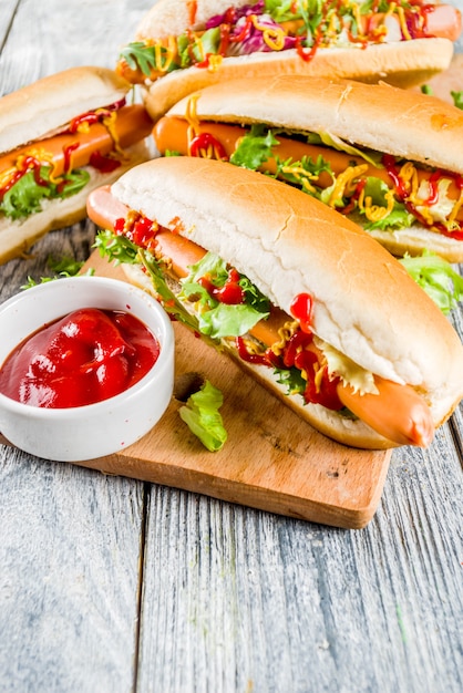 Hausgemachte Hot Dogs mit Saucen