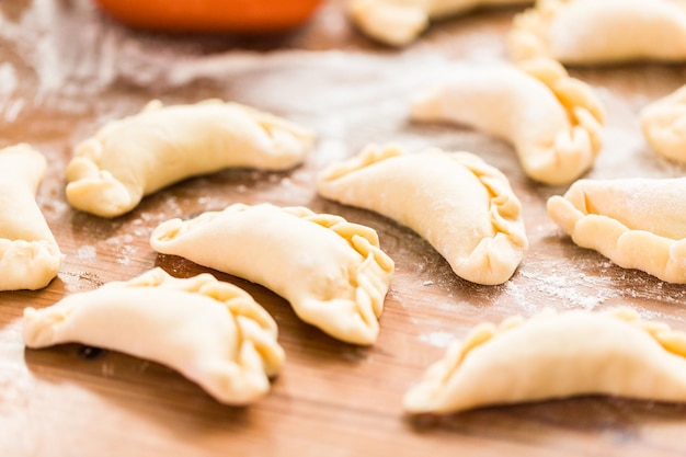 Hausgemachte Hühnchen-Empanadas machen.