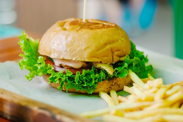 Foto hausgemachte hühnerburger mit pommes frites