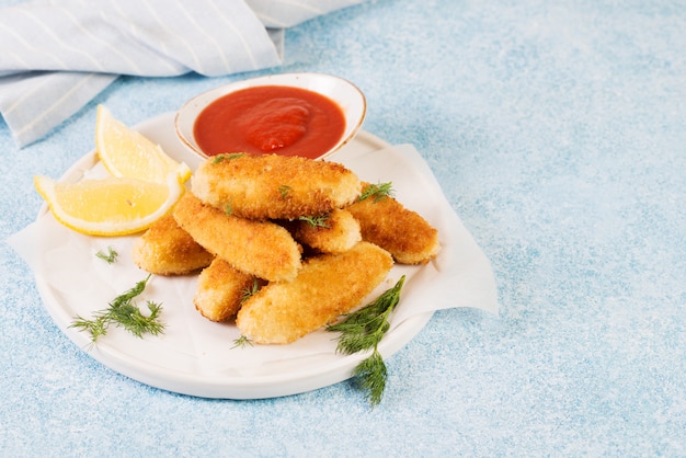 Hausgemachte Hühnernuggets mit Tomatensauce