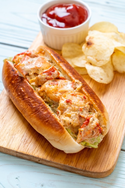 hausgemachte Hummerbrötchen mit Kartoffelchips