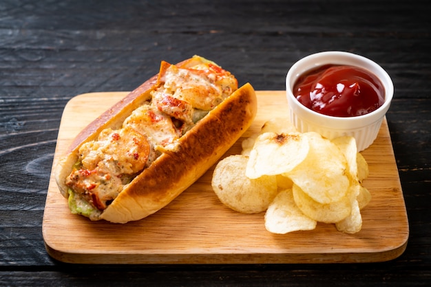 hausgemachte Hummerbrötchen mit Kartoffelchips