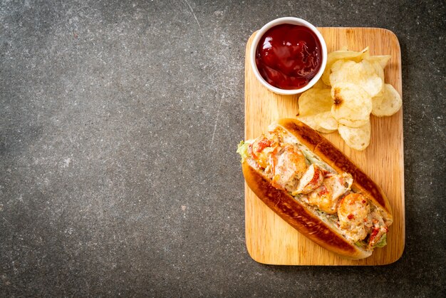 hausgemachte Hummerrolle mit Kartoffelchips