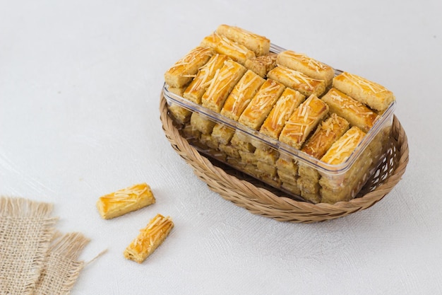 Hausgemachte indonesische Ananas-Tarte Cookies oder Nastar serviert, um Idul Fitri oder Eid al Fitr zu feiern