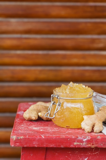 Hausgemachte Ingwer Marmelade in einem Glas Immun Booster Erkältungsmittel