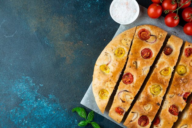 Hausgemachte italienische Focaccia Draufsicht Focaccia mit Tomaten und Knoblauch Essen Hintergrund