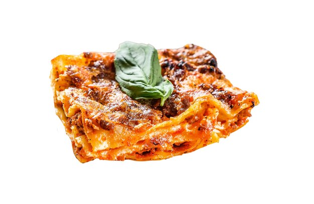 Foto hausgemachte italienische lasagne mit tomatensauce und rindfleisch isoliert auf weißem hintergrund