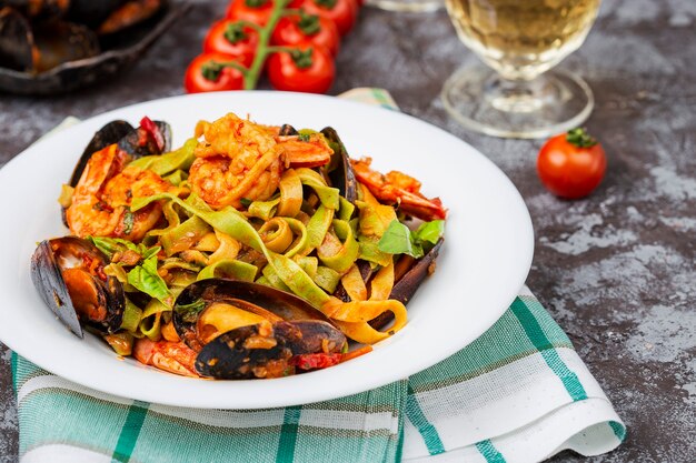 Hausgemachte italienische Meeresfrüchte Pasta Tagliatelle mit Muscheln und Garnelen