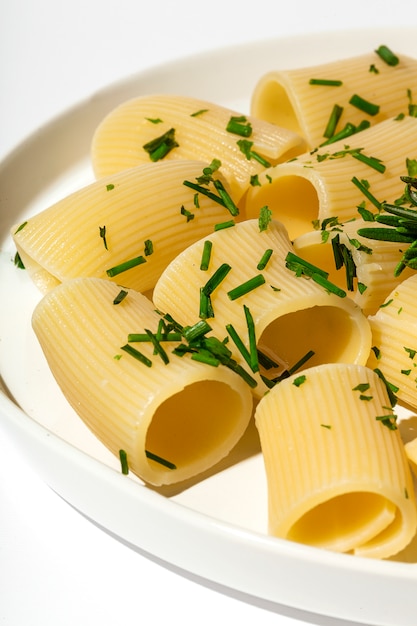 Hausgemachte italienische Pasta mit aromatischen Kräutern