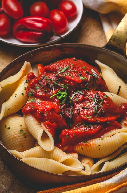 Hausgemachte italienische Pasta mit Tomatensauce