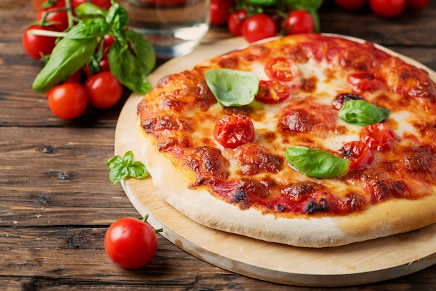 Hausgemachte italienische Pizza Margherita