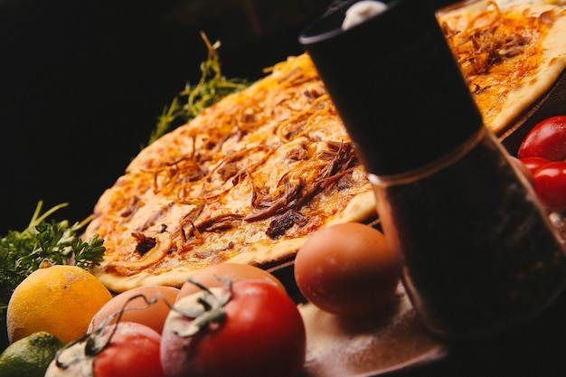 Hausgemachte italienische Pizza mit Mozzarella-Käse-Salami-Tomatensauce-Pfeffer-Rucola und Gewürzen