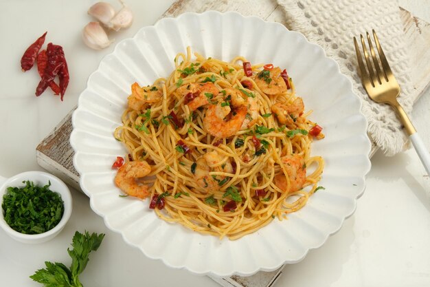 Foto hausgemachte italienische spaghetti algio e olio mit knoblauch und chilliflocken