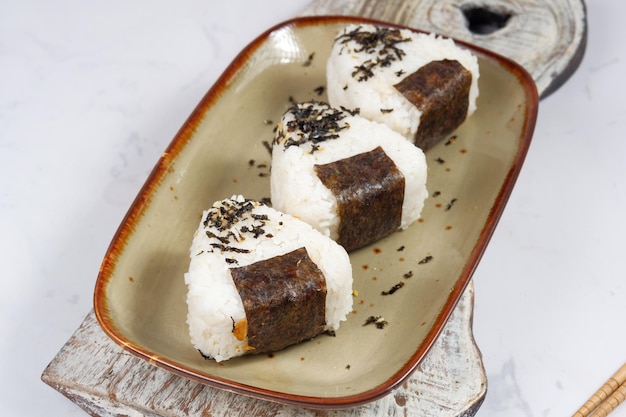 hausgemachte japanische Onigiri-Reisbällchen mit Nori