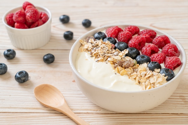 hausgemachte Joghurtschale mit Himbeere, Blaubeere und Müsli - gesunde Ernährung