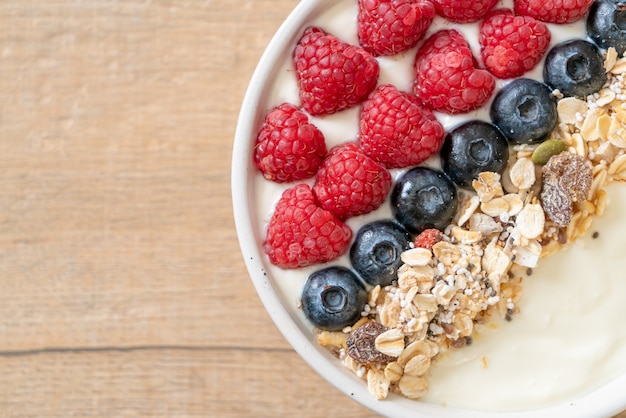 hausgemachte Joghurtschale mit Himbeere, Blaubeere und Müsli - gesunde Ernährung