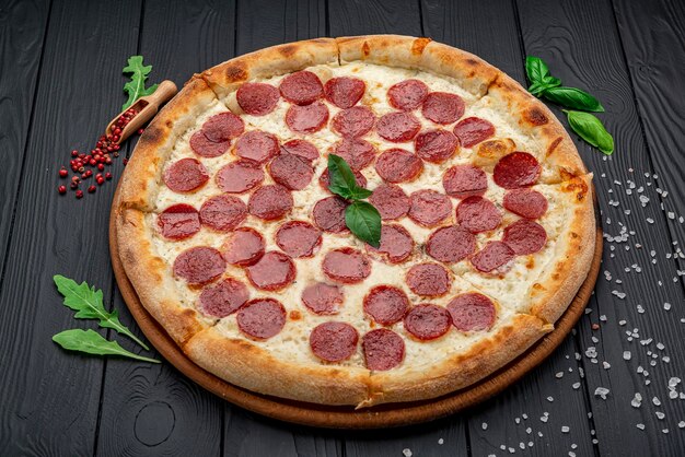 Hausgemachte Käsepizza mit Salami leckere Pizza mit Cheddar