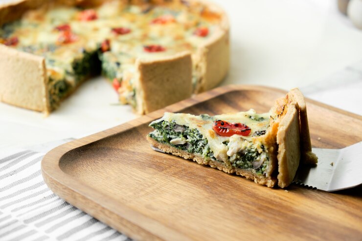 Hausgemachte käsige Spinat-Quiche zum Brunch