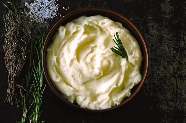 Hausgemachte Kartoffelpüree mit duftenden Kräutern.